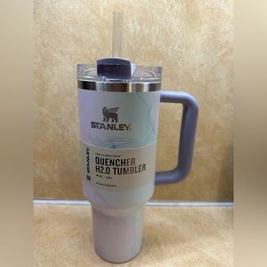 Stanley 40 oz Stainless Steel H2.0
Flowstate Quencher Tumbler Watercolor
Dusk